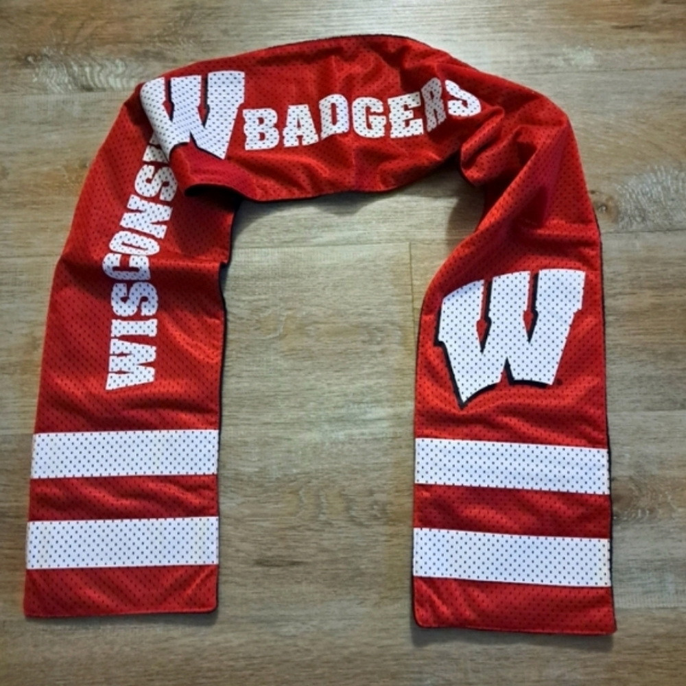 NCAA Official Jersey Scarf Zipper Pocket University of Wisconsin Badgers New